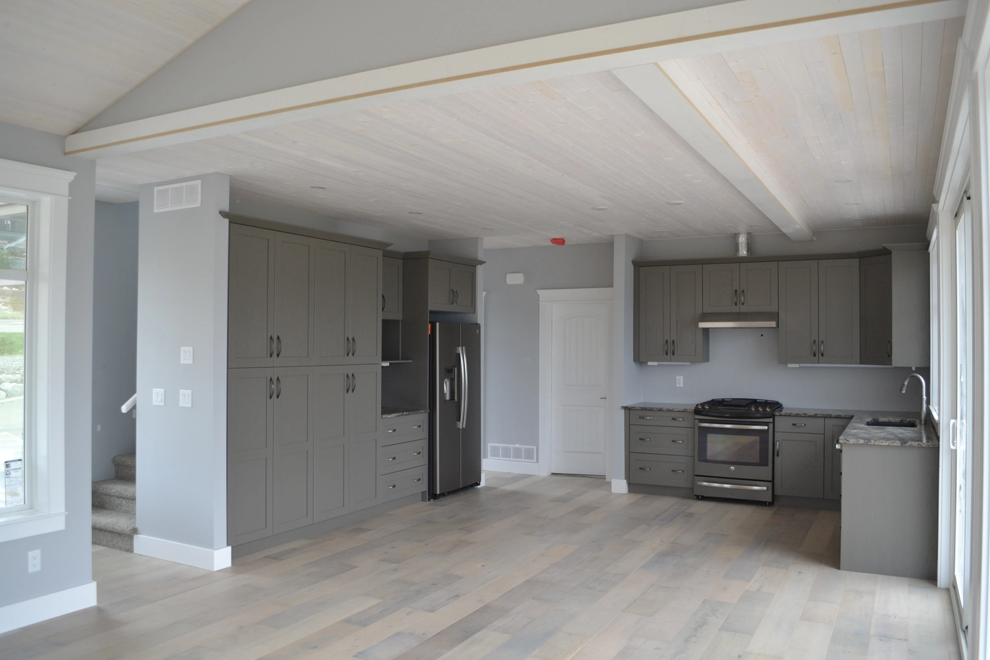 Kitchen and dining space in La Casa